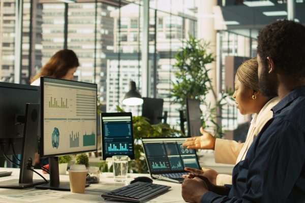 angry-manager-office-berating-worker-hitting-performance-targets_482257-126645